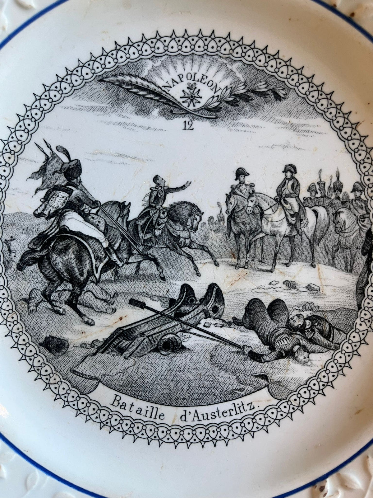 Assiette ancienne terre de fer Napoléon – Bataille d’Austerlitz – Choisy-le-Roi XIXe