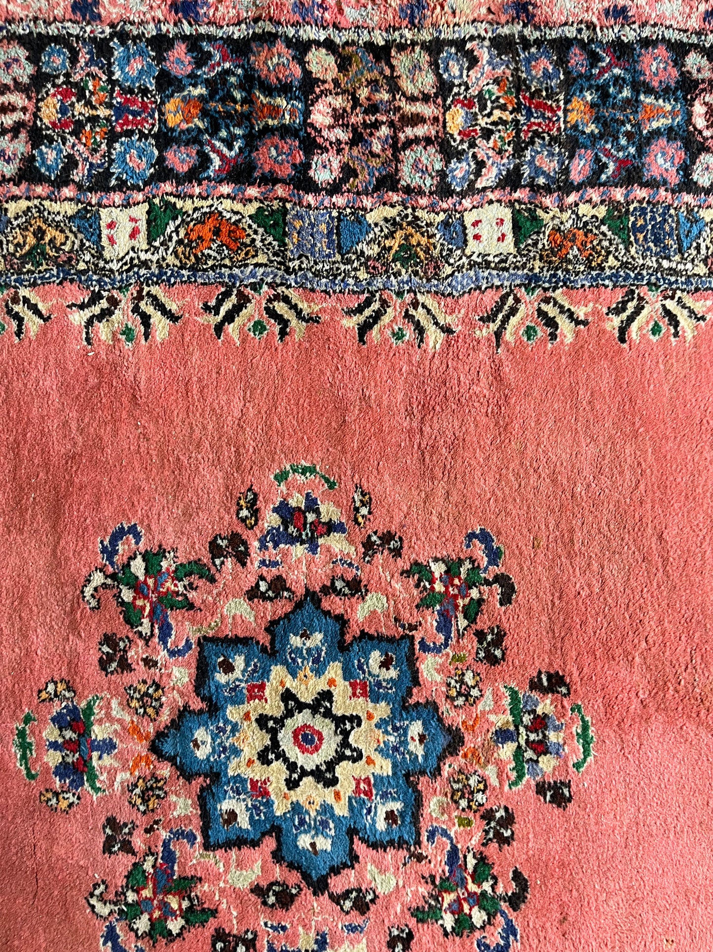 Grand tapis marocain ancien noué main en laine rose 305 x 206 cm