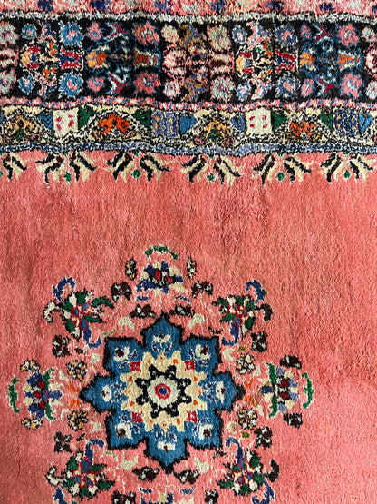 Grand tapis marocain ancien noué main en laine rose 305 x 206 cm