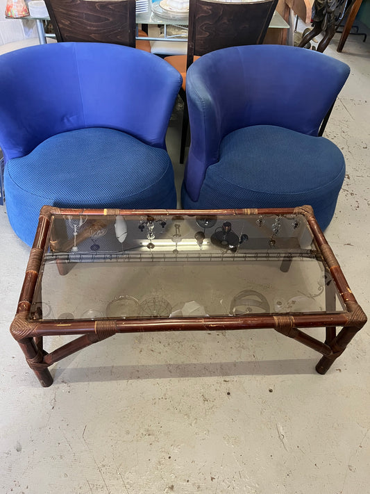 Table basse en rotin et plateau verre