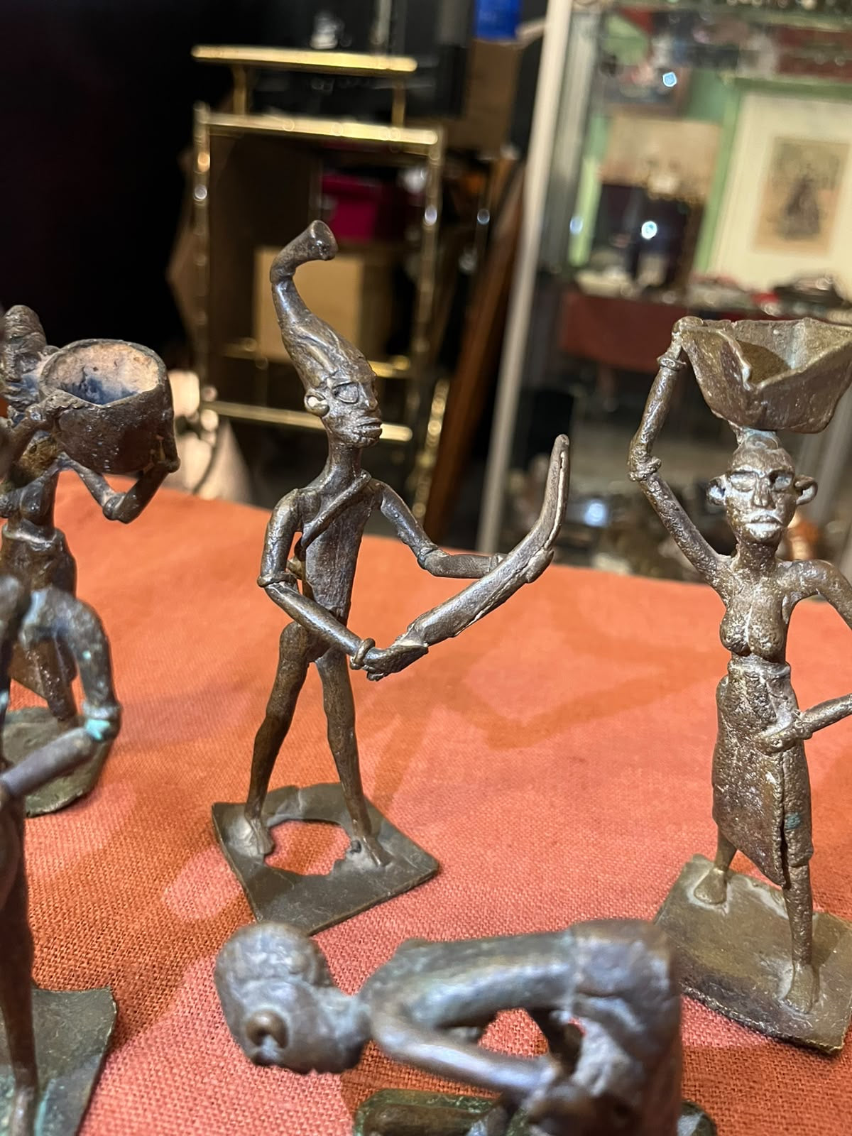 Lot de 5 figurines africaines en bronze – Scènes de vie traditionnelle