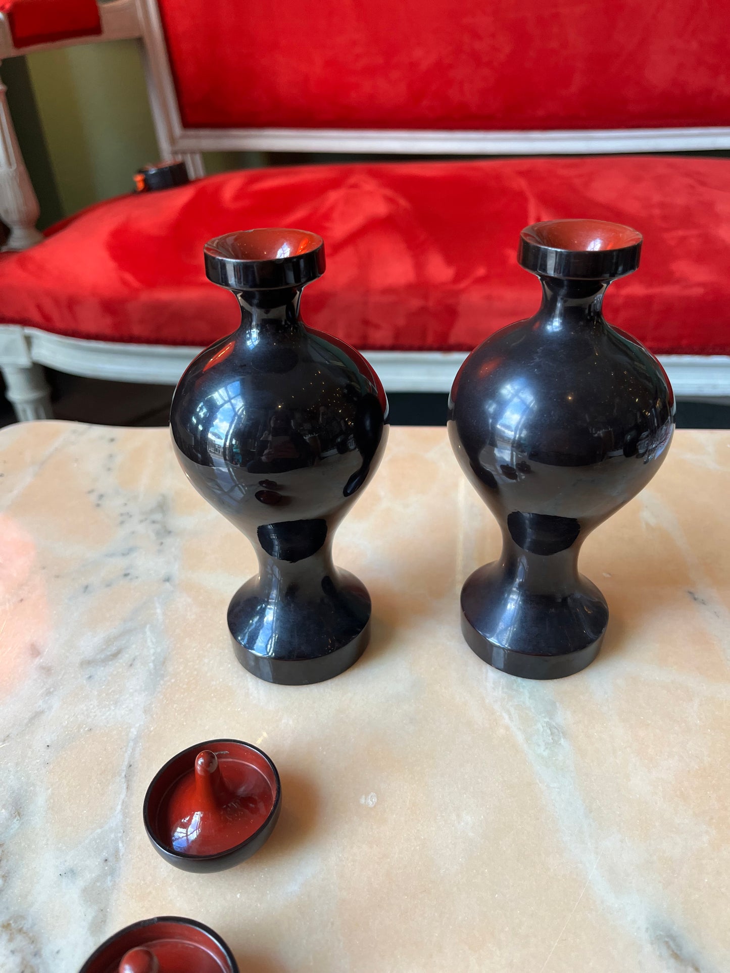 Ancienne paire de bouteilles à saké japonaises