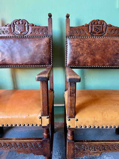 Paire de fauteuils en chêne massif style Henry II