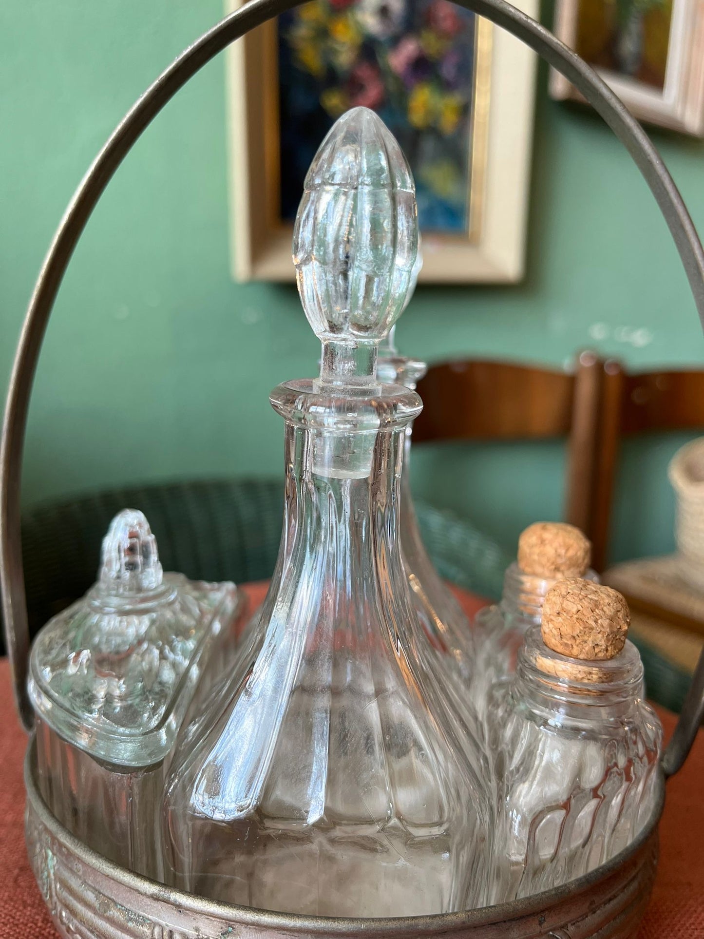 Huilier vinaigrier Art Déco en métal argenté et verrerie moulée