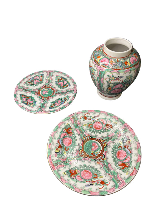 Ensemble vases + 2 assiettes en porcelaine Chine