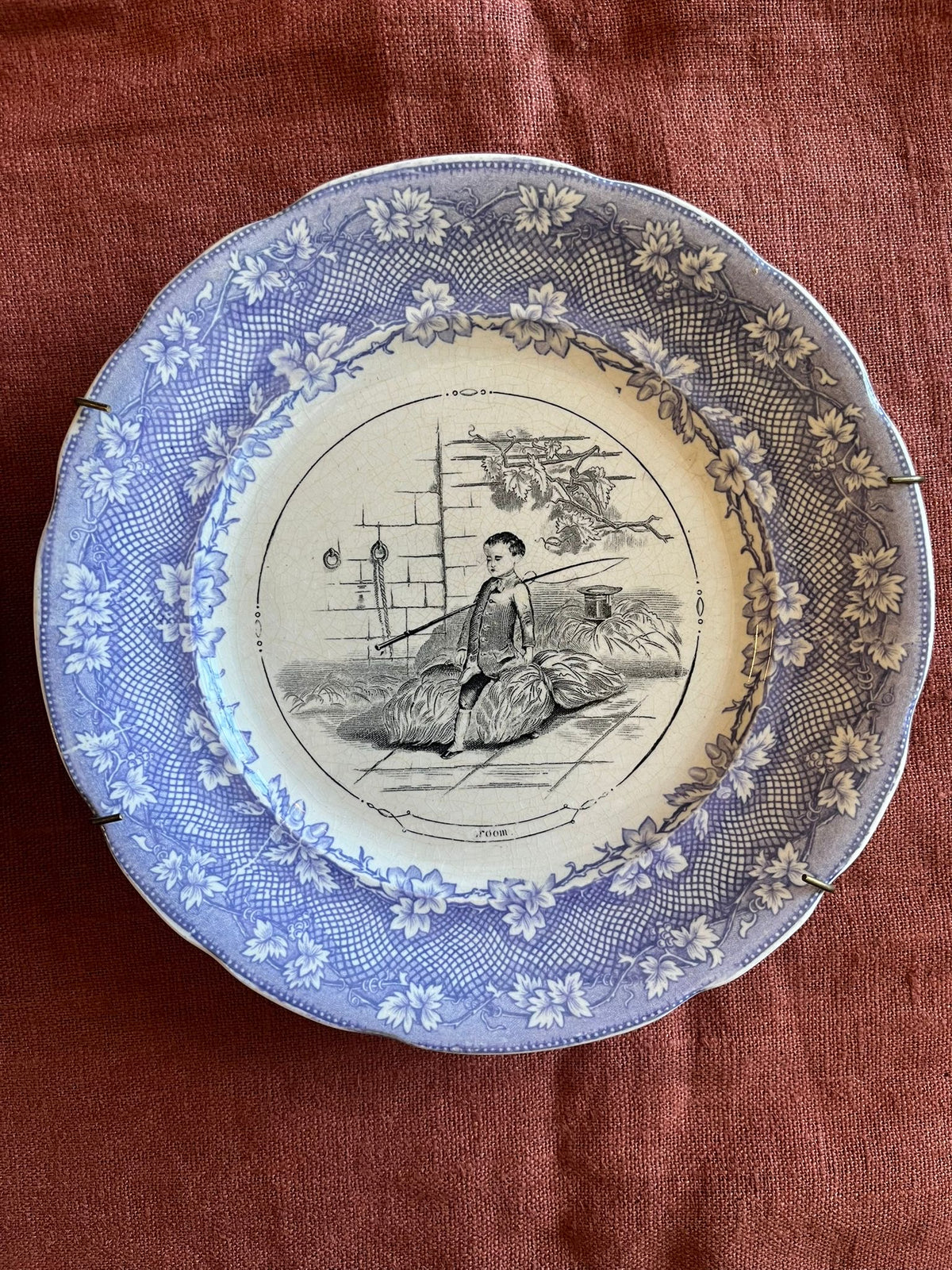 Paire d’assiettes anciennes terre de fer Opaque de Sarreguemines scènes d’enfants XIXe