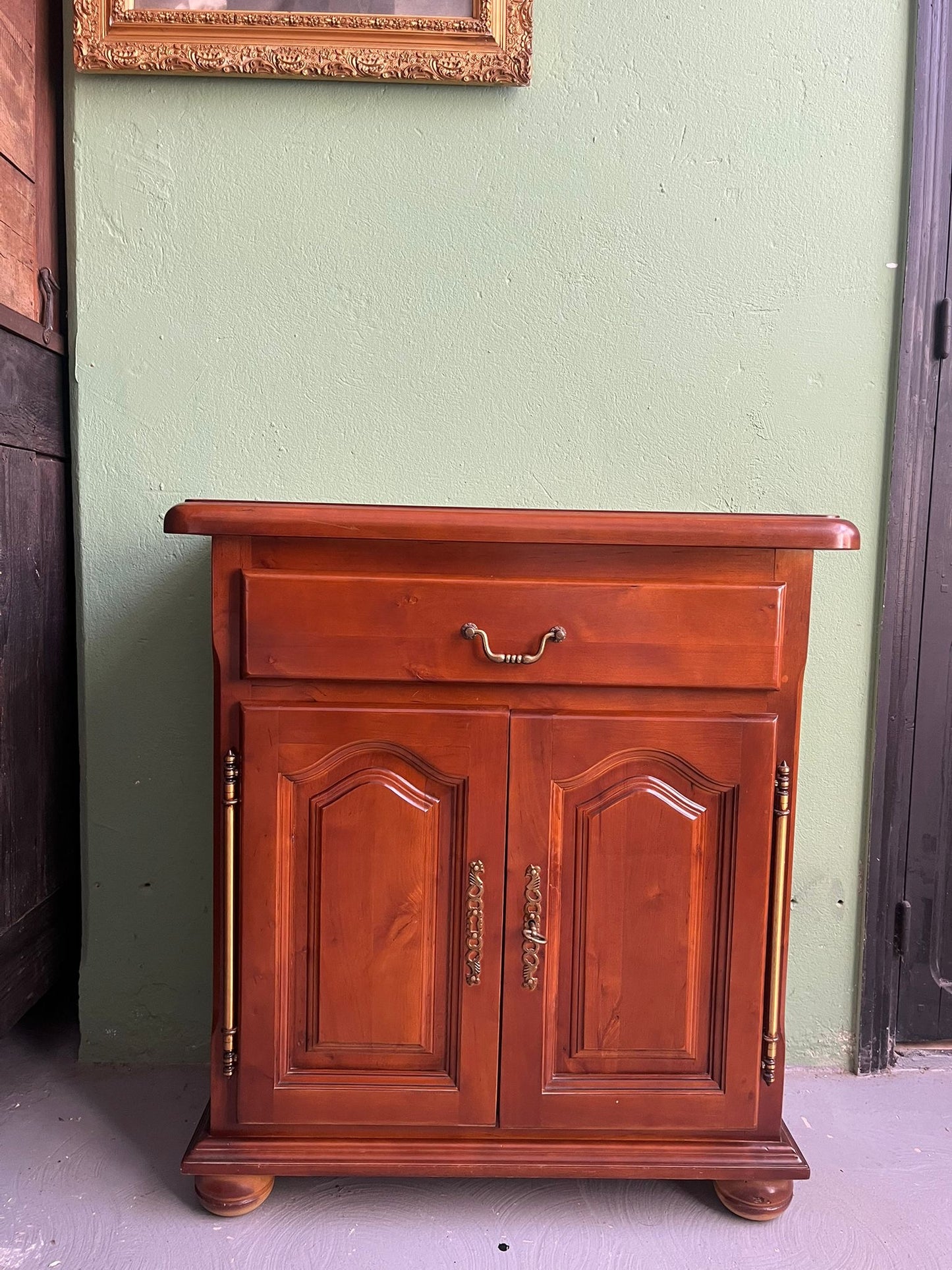 Petit buffet bas style rustique en bois massif avec tiroir