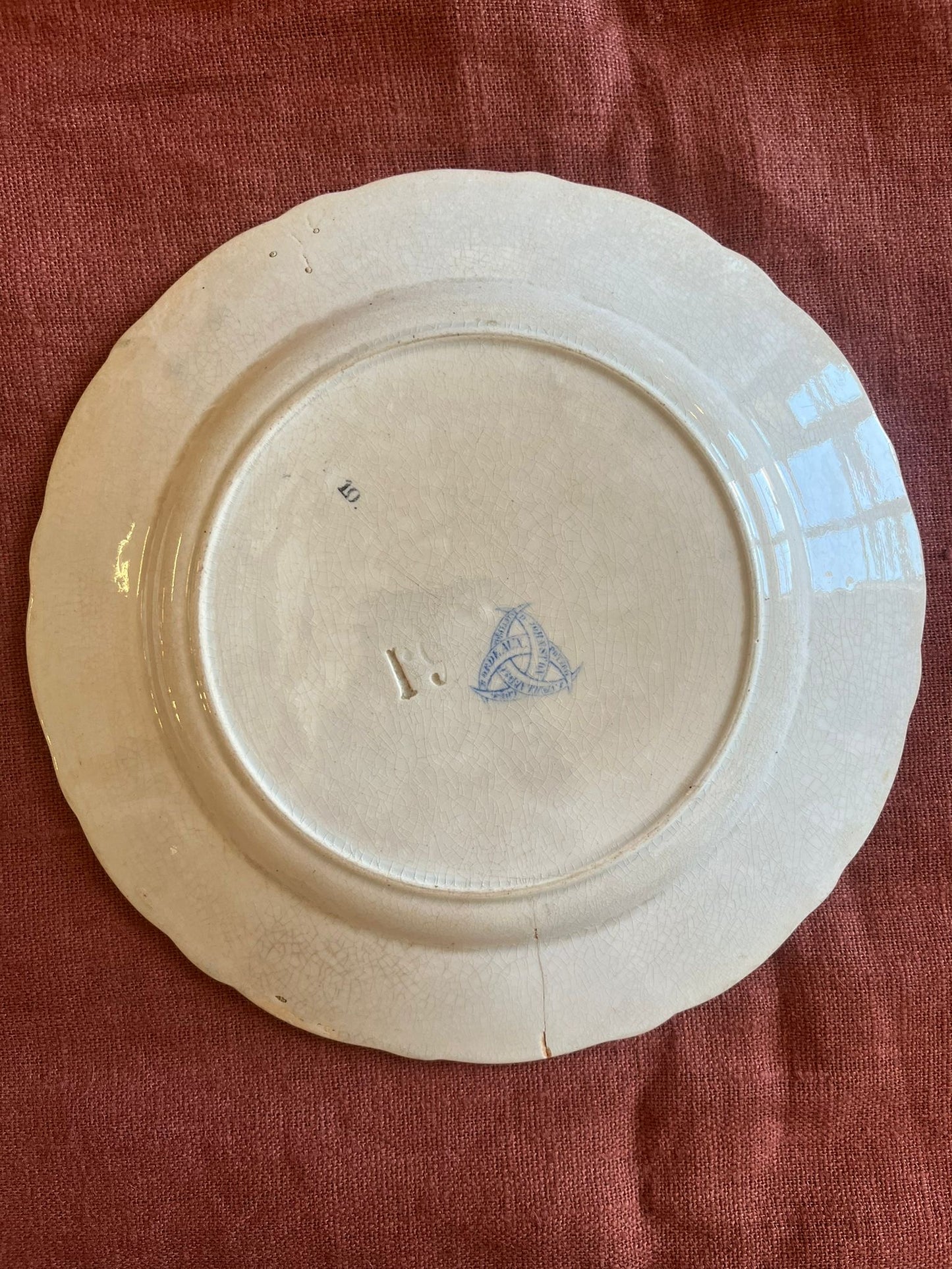 Paire d’assiettes anciennes terre de fer décor romantique XIXe