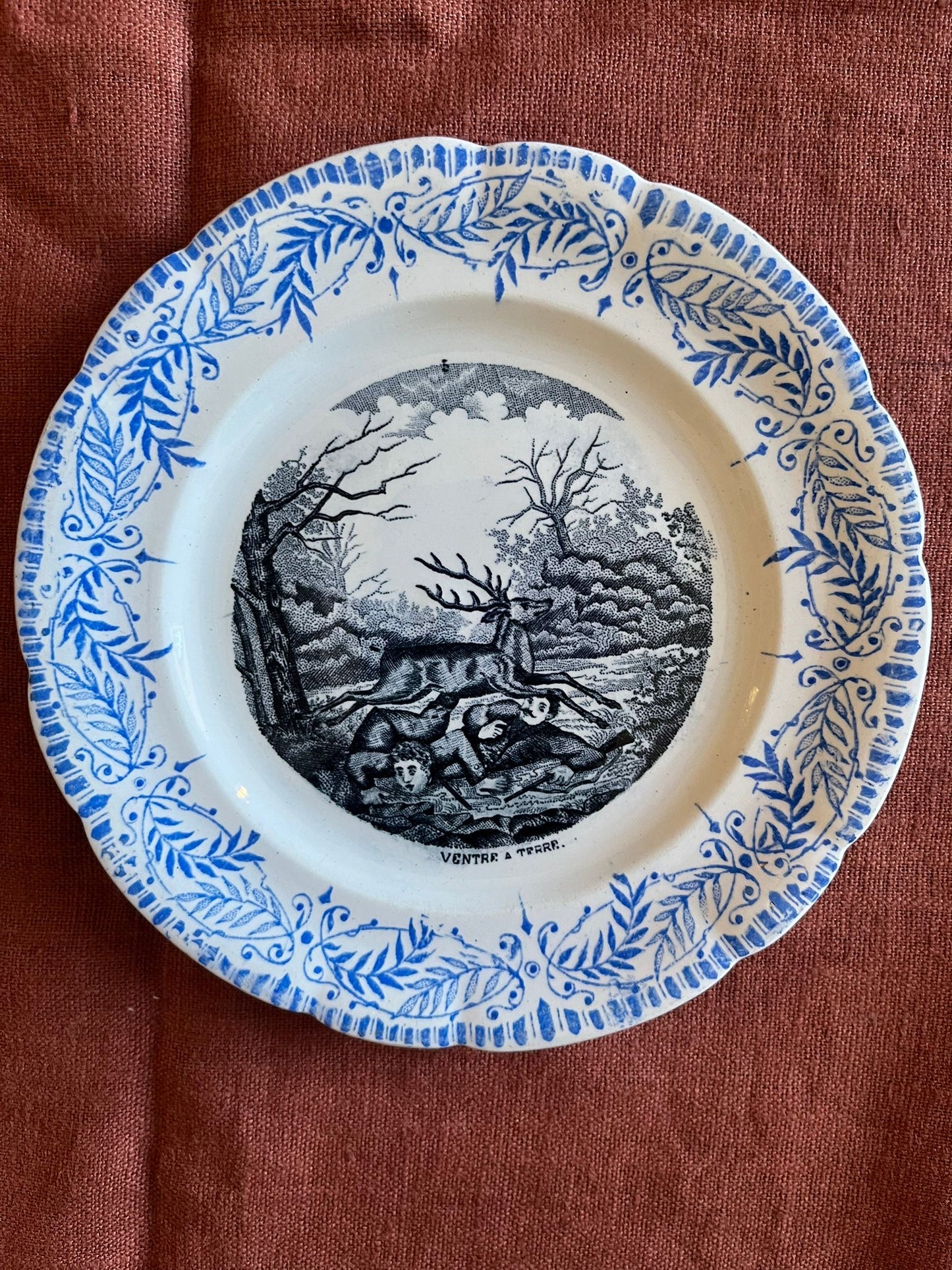 Lot de 6 assiettes anciennes terre de fer Saint-Amand « Comique » scènes de chasse