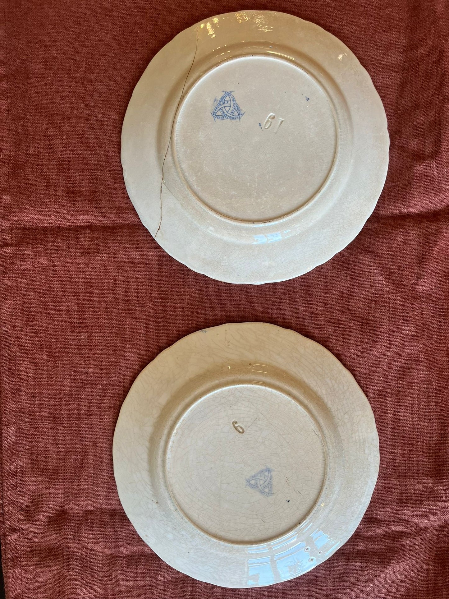 Paire d’assiettes parlantes terre de fer XIXe décor amoureux bleu