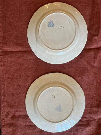 Paire d’assiettes parlantes terre de fer XIXe décor amoureux bleu