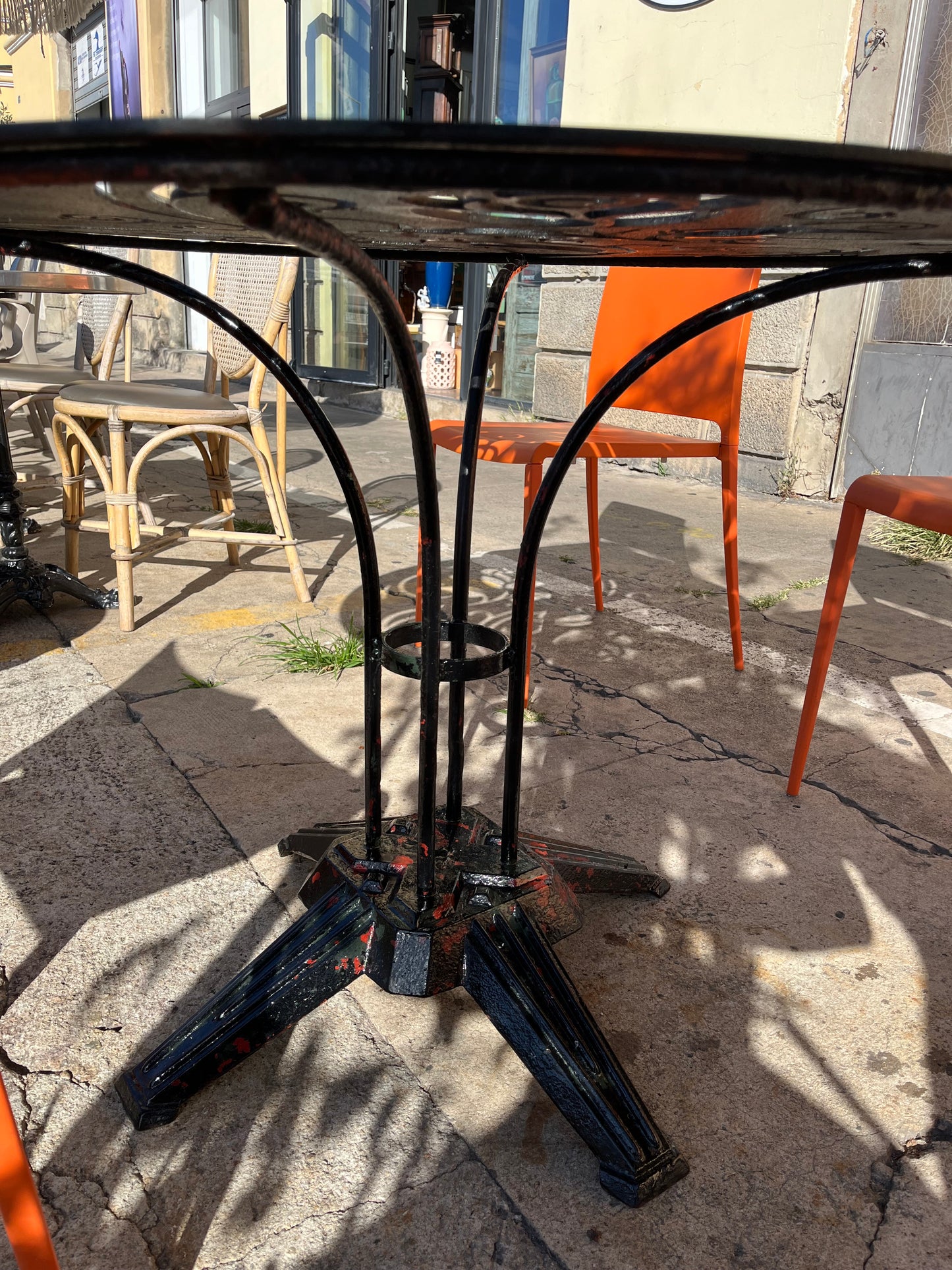 Table extérieur en métal noir