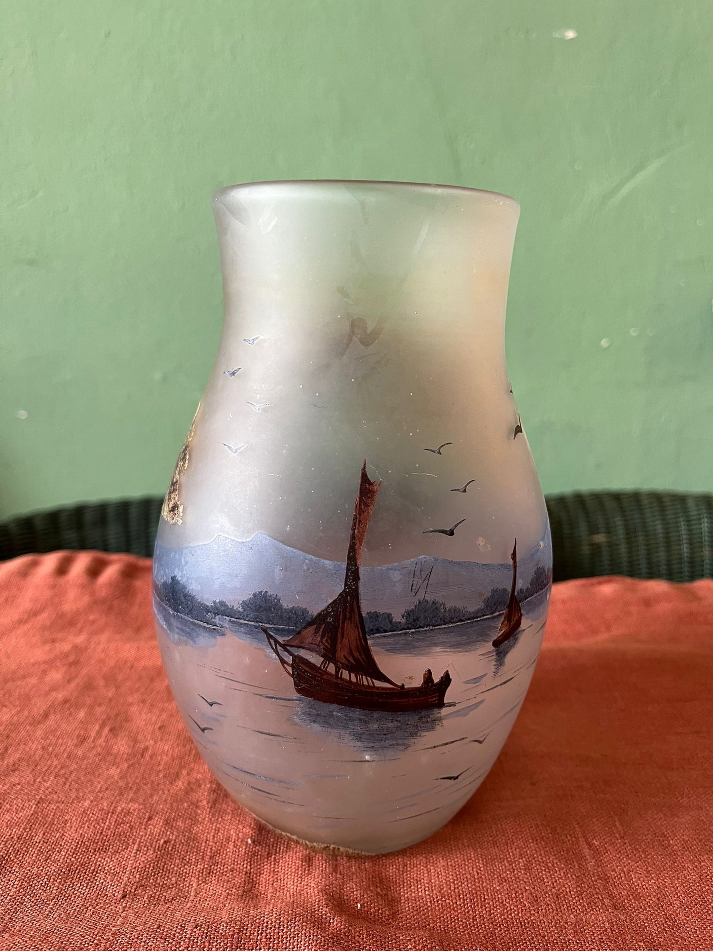 Vase en verre givré décor paysage lacustre signé Michel