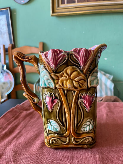 Pichet Art nouveau en barbotine – Faïencerie d’Onnaing n°726