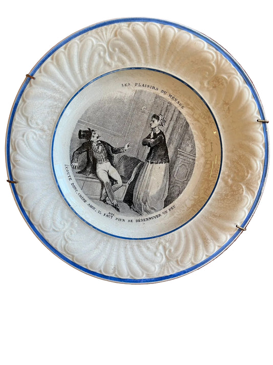 Assiette ancienne terre de fer « Les plaisirs du ménage » scène humoristique XIXe