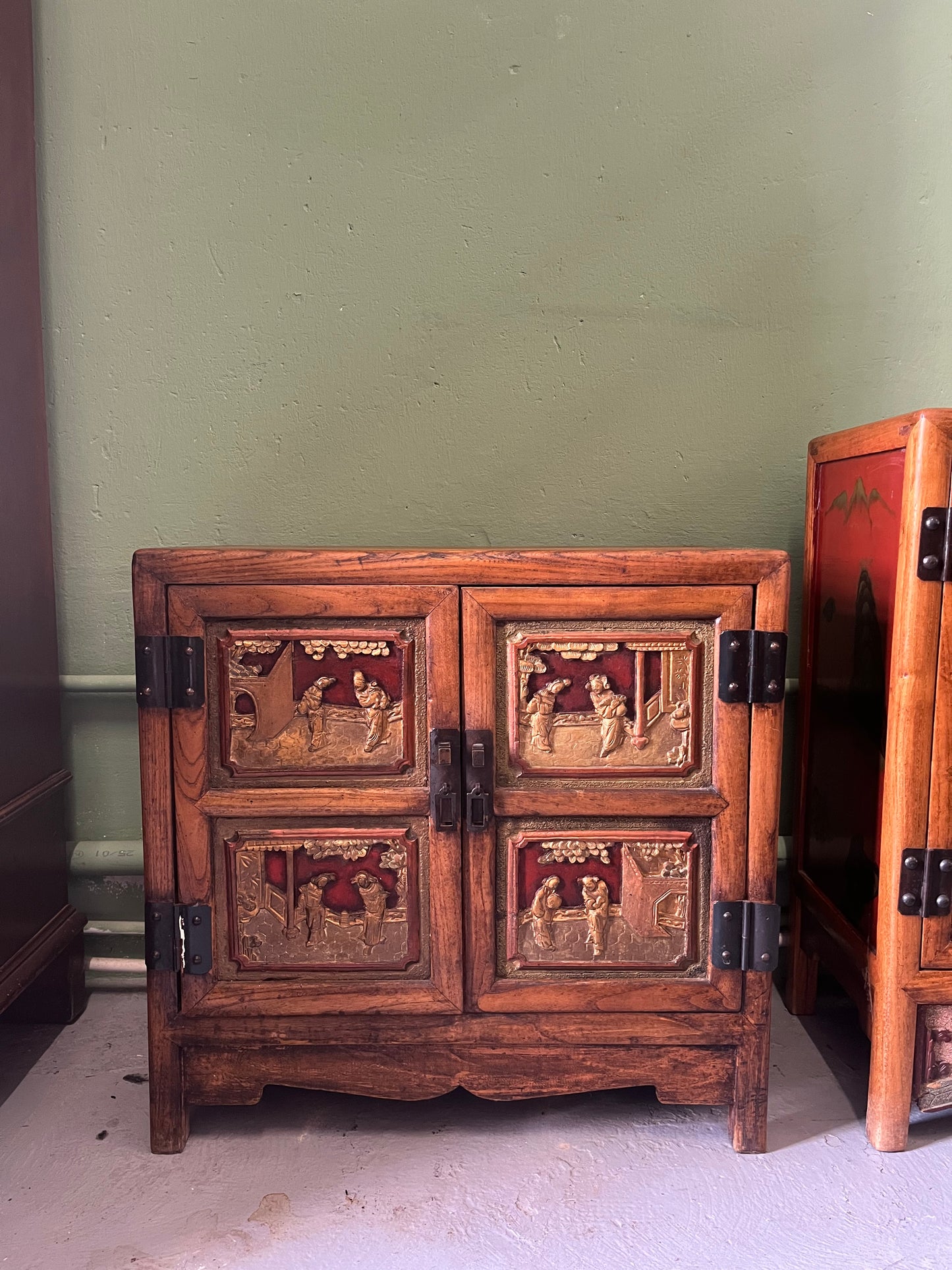 Petit meuble asiatique en bois sculpté