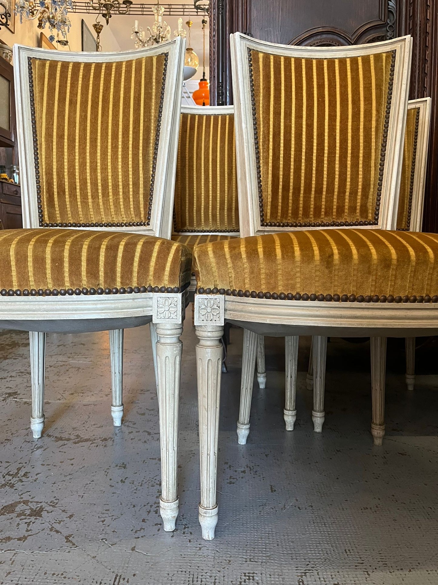 Suite de 6 chaises style Louis XVI en bois rechampi et velours rayé moutarde