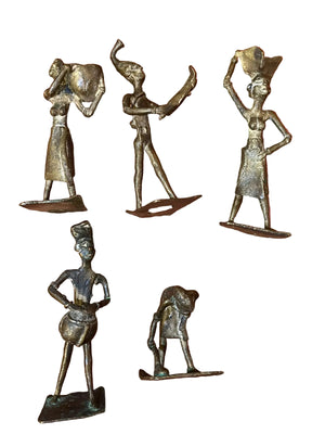 Lot de 5 figurines africaines en bronze – Scènes de vie traditionnelle