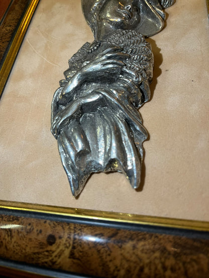Tableau en relief femme élégante au chapeau et éventail – 24 × 18 cm
