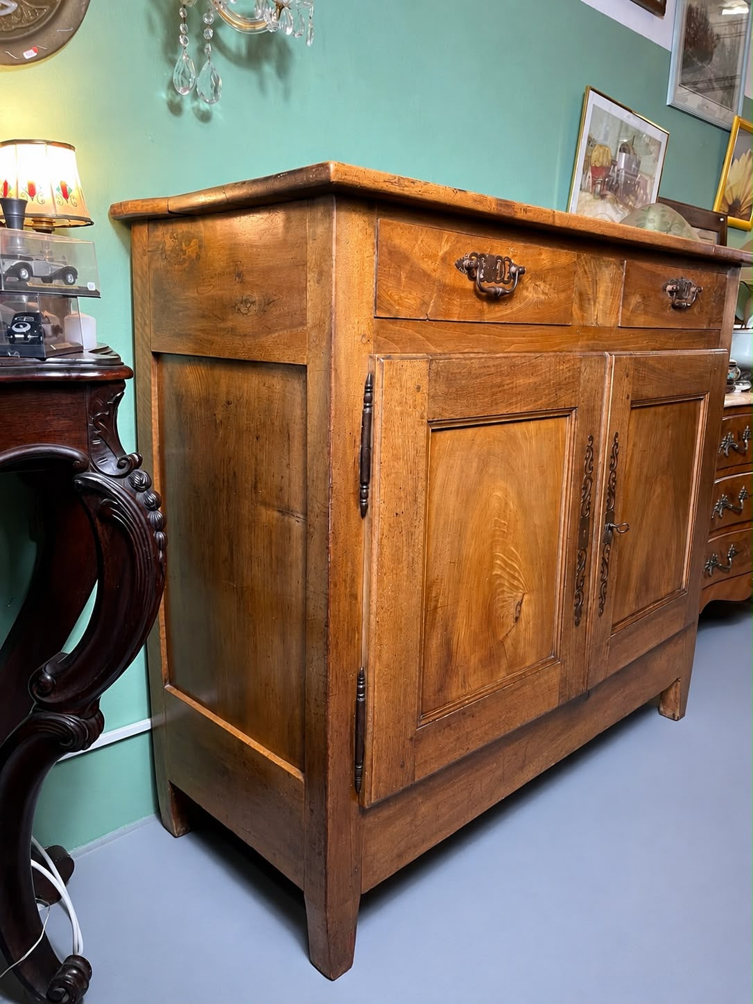 Buffet ancien en noyer massif 2 portes 2 tiroirs XIXe siècle campagne