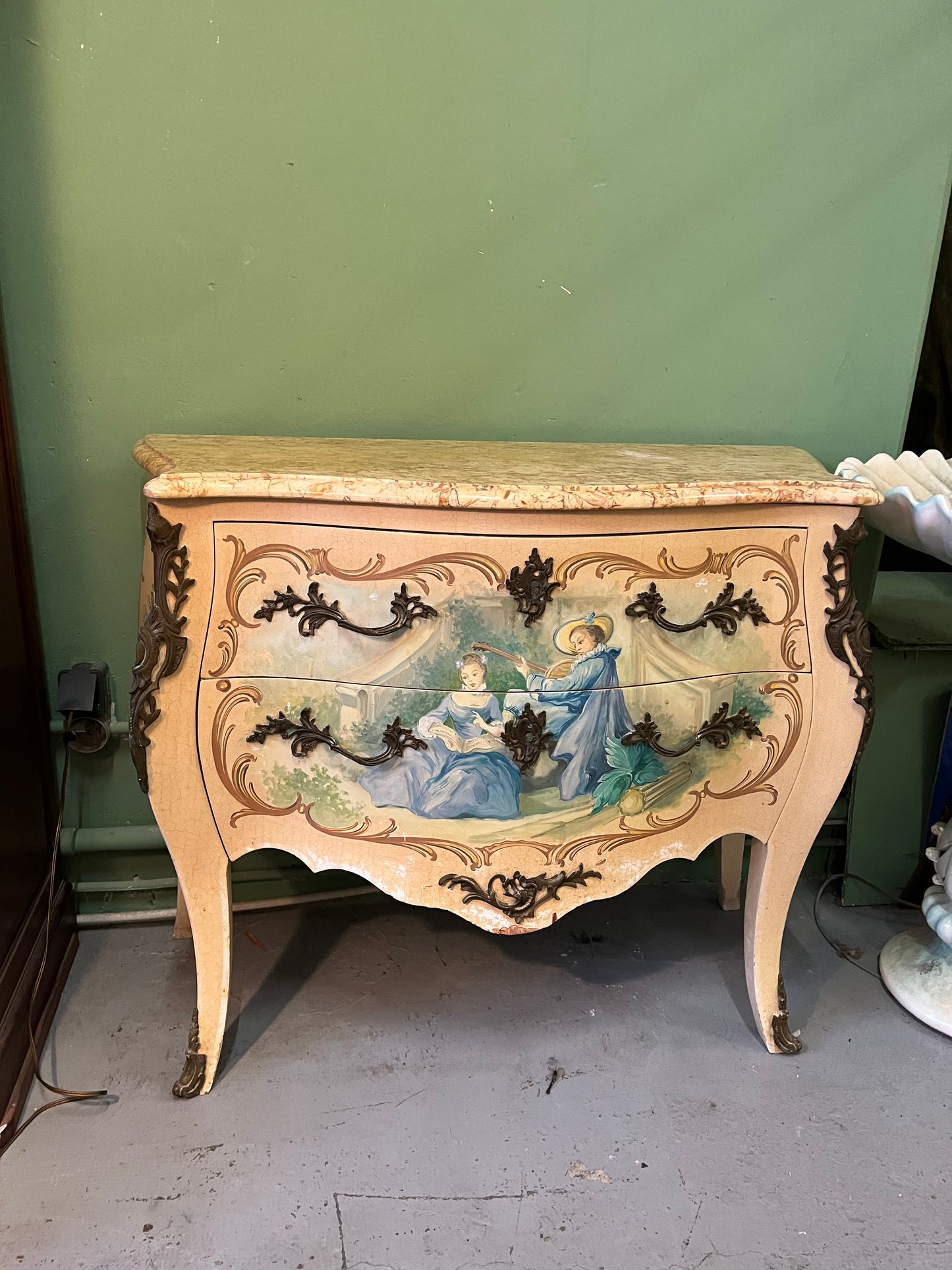 Commode galbée style Louis XV peinte scène romantique, plateau marbre