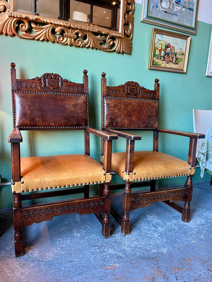 Paire de fauteuils en chêne massif style Henry II