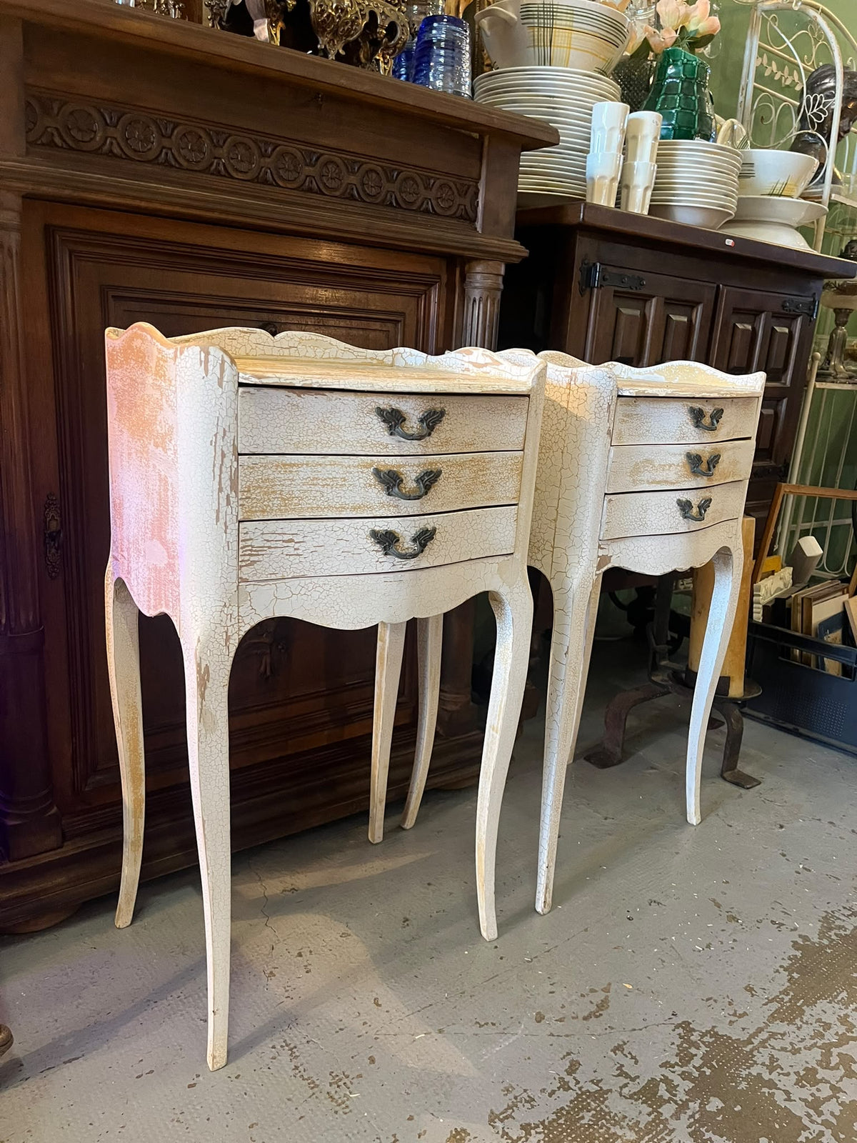 Paire de chevets style Louis XV patinés – 3 tiroirs