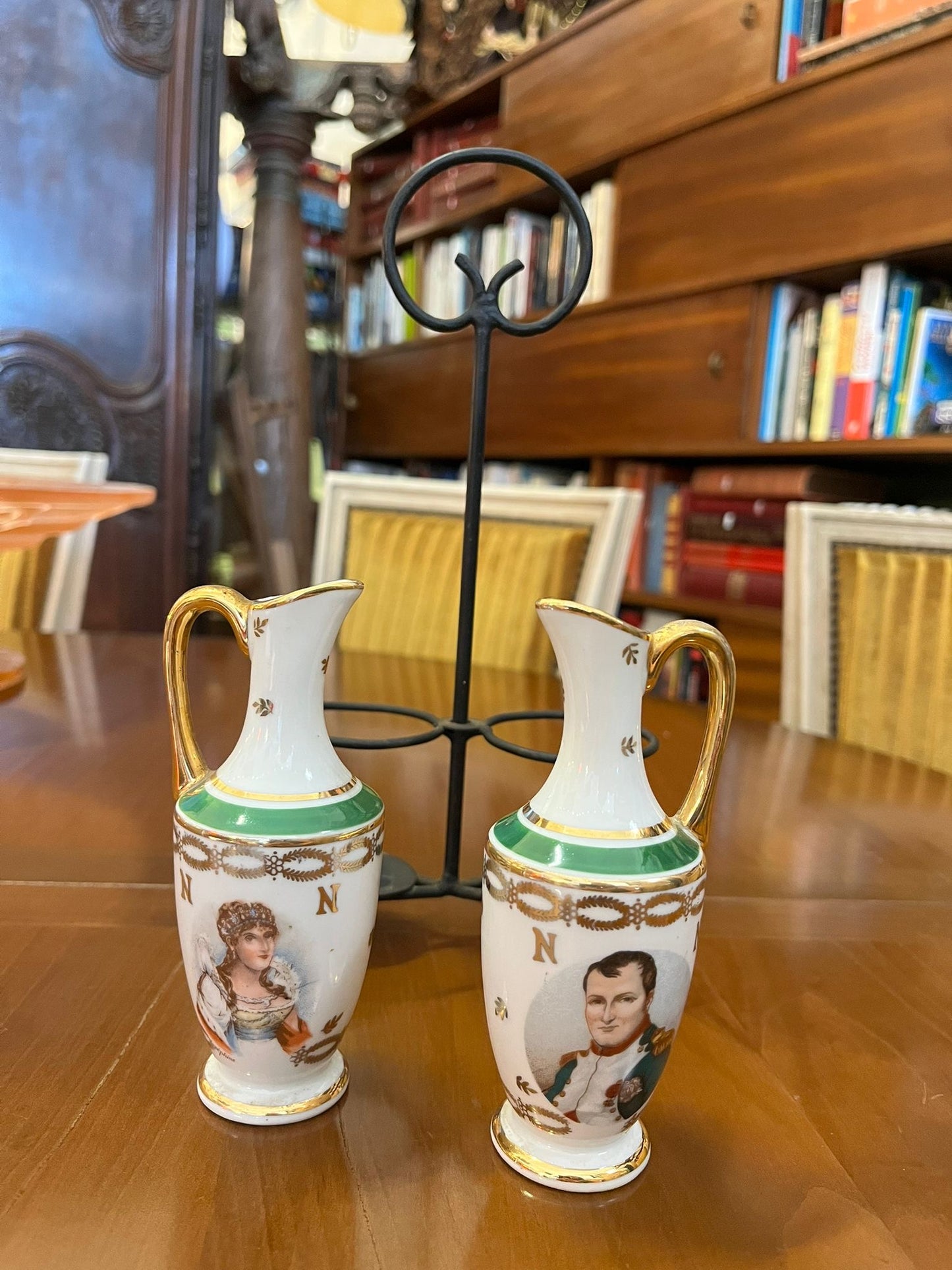 Huilier vinaigrier Napoléon en porcelaine avec support en métal