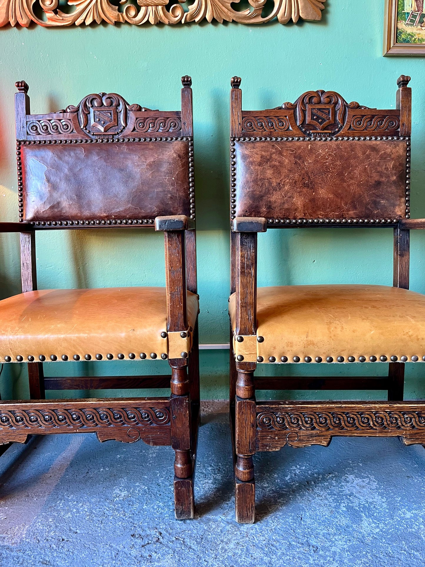 Paire de fauteuils en chêne massif style Henry II