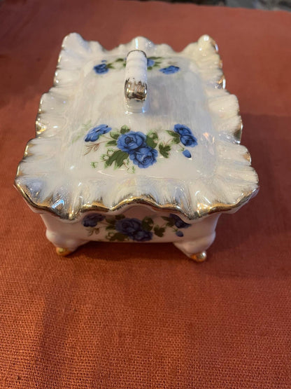 Beurrier couvert en porcelaine décor de roses bleues et dorures