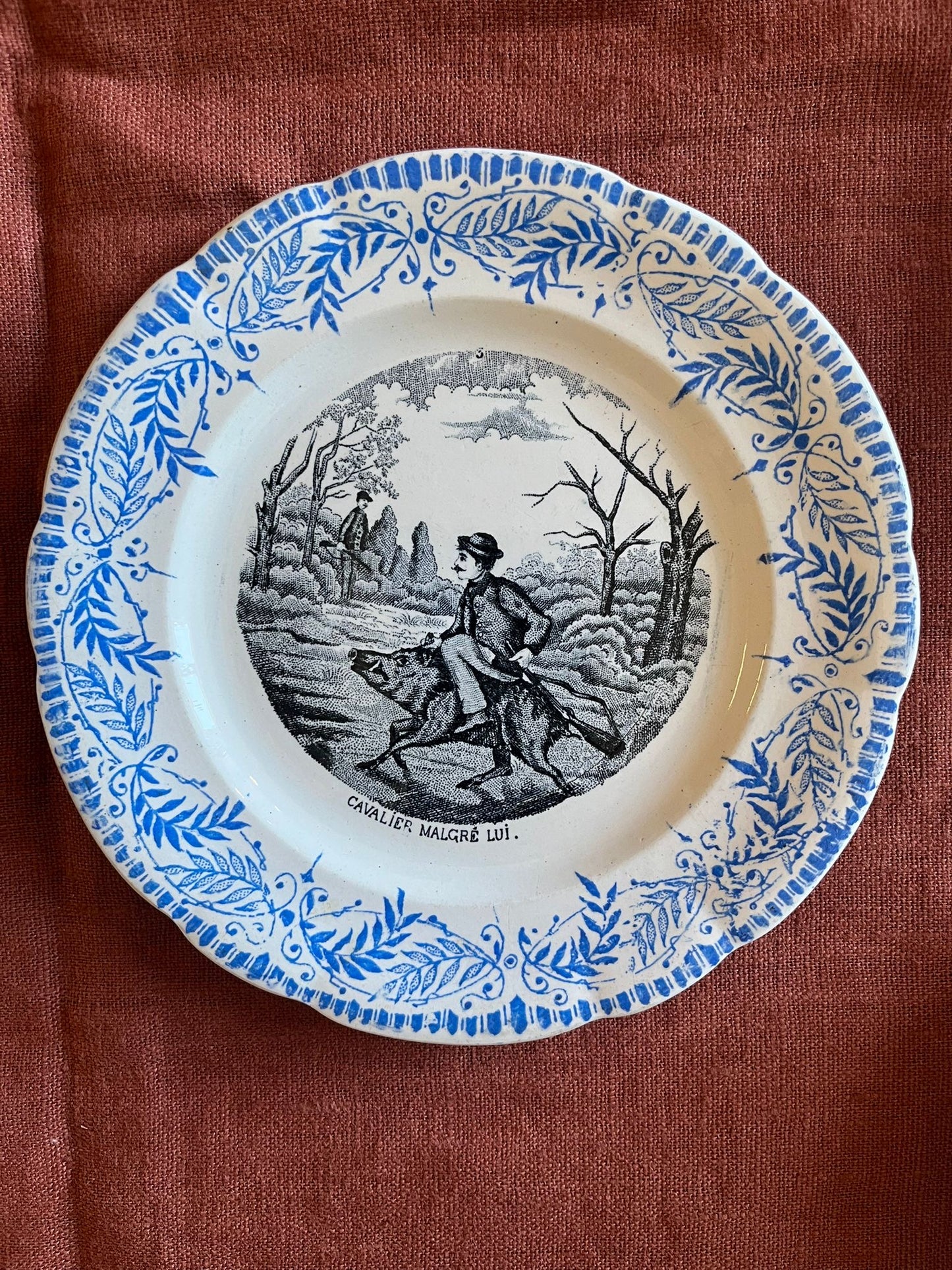 Lot de 6 assiettes anciennes terre de fer Saint-Amand « Comique » scènes de chasse