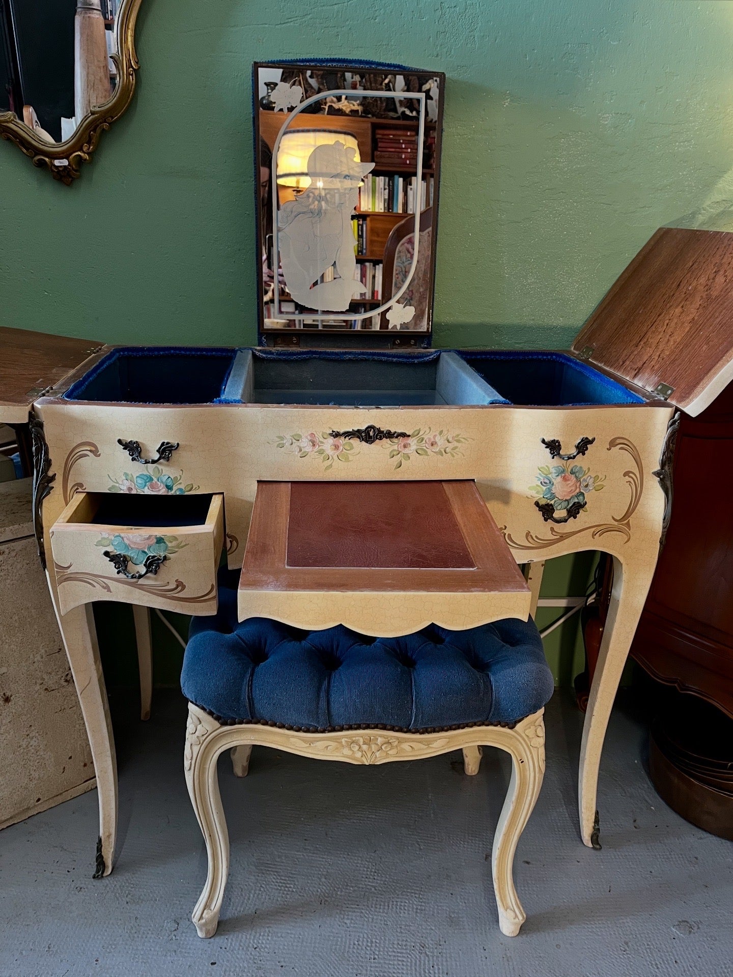 Coiffeuse style Louis XV peinte avec miroir et tabouret, XXe siècle