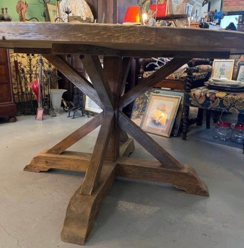 Grand table à manger ronde en bois