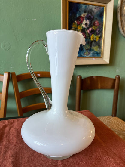 Vase aiguière en verre opalin blanc et anse transparente