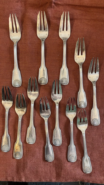 12 fourchettes à dessert métal argenté modèle coquille – 14 cm