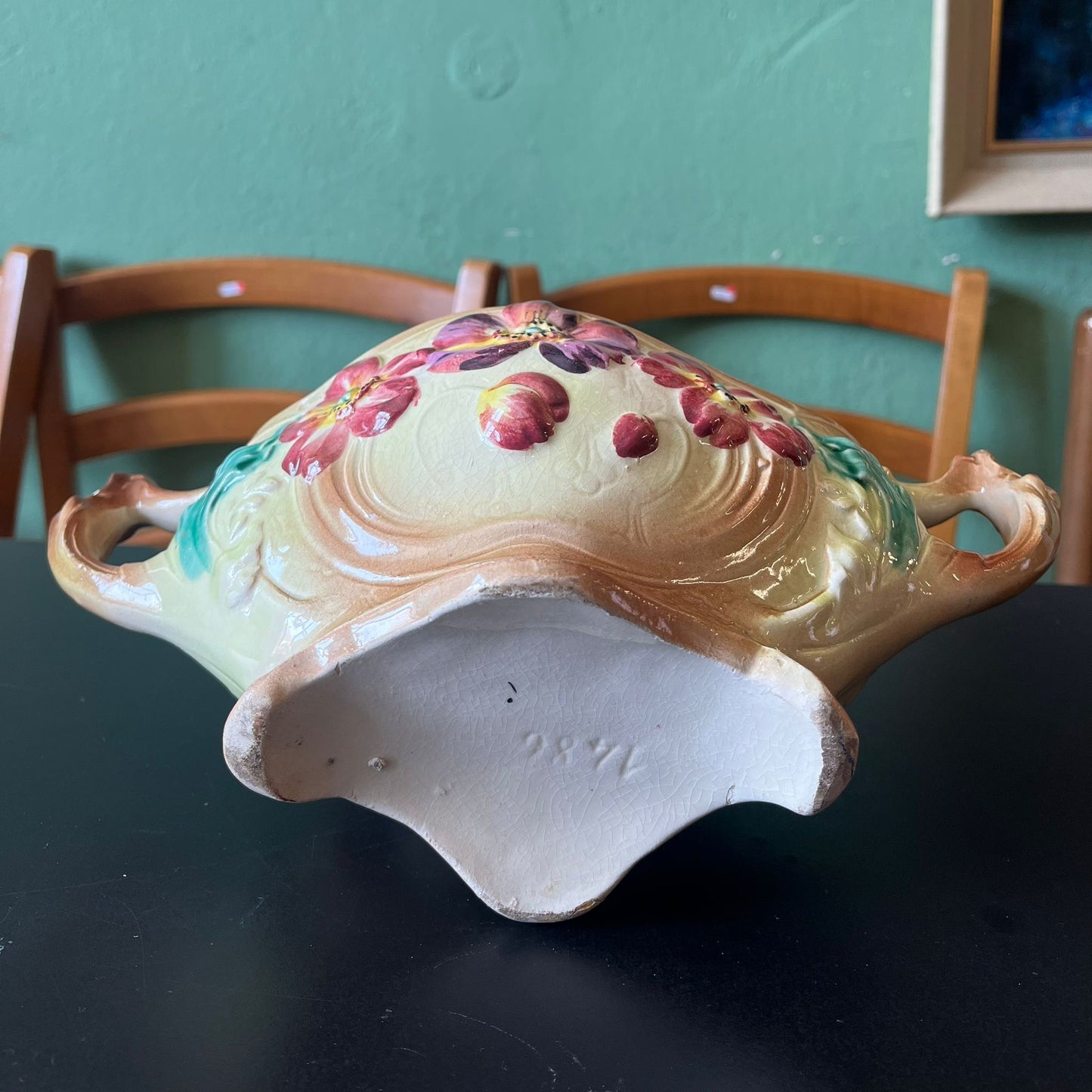 Grande jardinière ancienne en barbotine fleurie – cache-pot Art Nouveau 31 cm