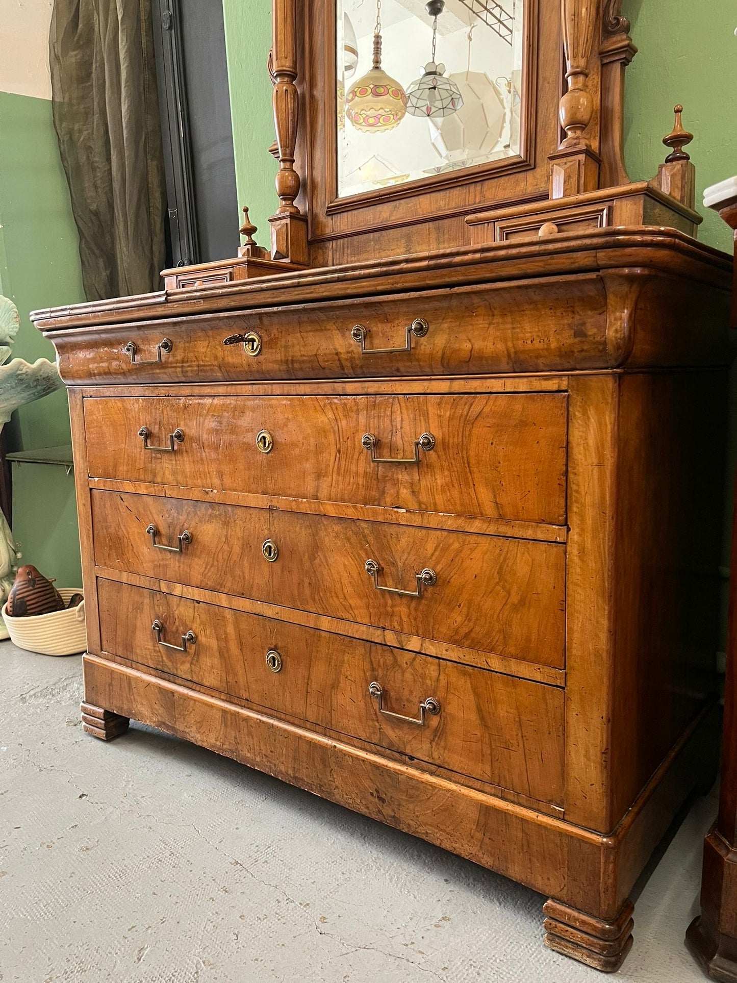 Commode Louis-Philippe XIXe noyer avec miroir psyché biseauté style Louis XV rocaille
