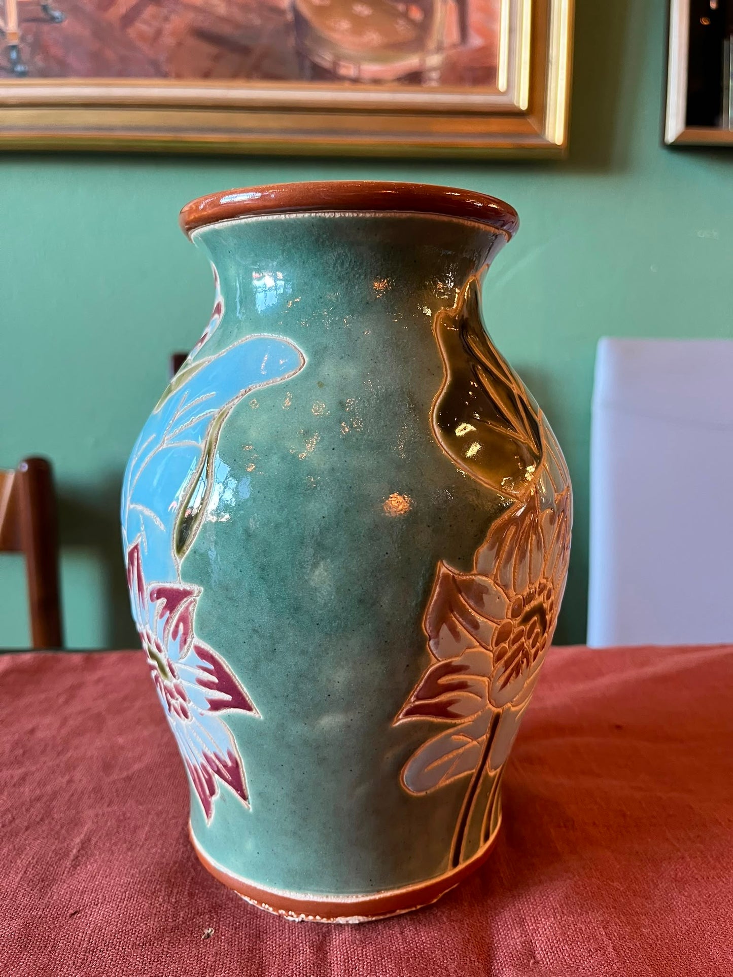 Vase en céramique émaillée à décor floral en relief vert et bleu