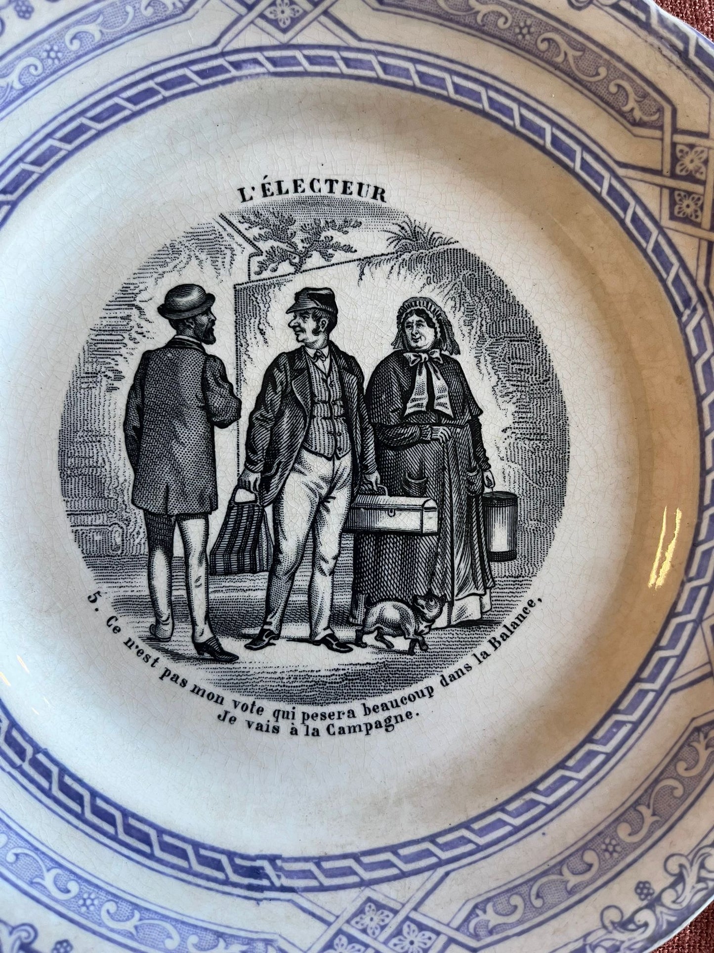 Assiette ancienne terre de fer parlante « L’Électeur » – Choisy-le-Roi XIXe