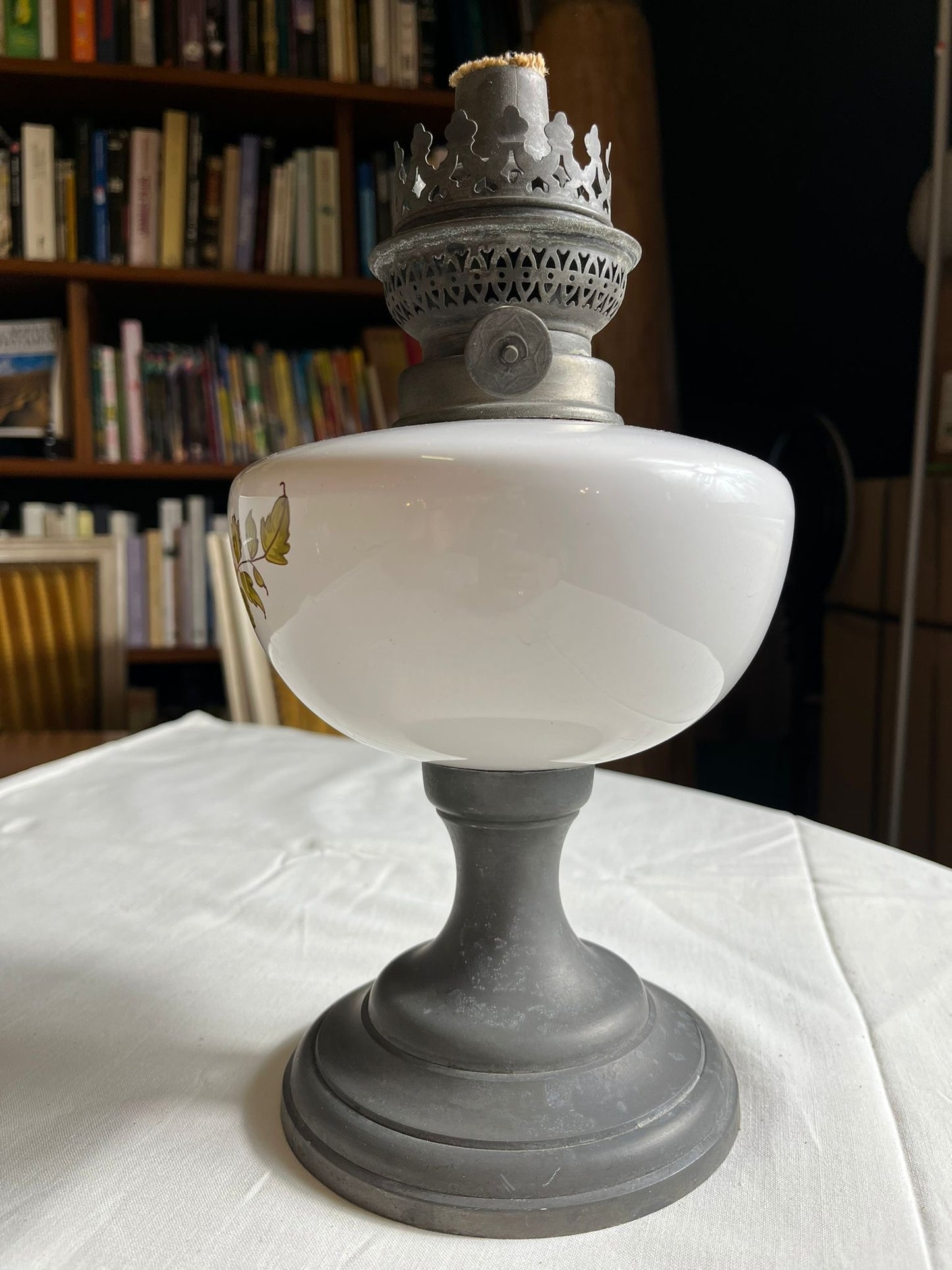 Lampe à pétrole décorative en opaline blanche à décor d’oiseaux, pied en étain