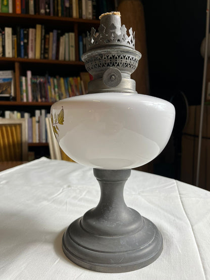 Lampe à pétrole décorative en opaline blanche à décor d’oiseaux, pied en étain