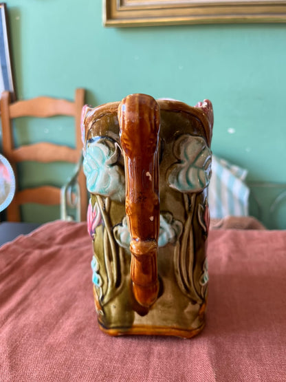 Pichet Art nouveau en barbotine – Faïencerie d’Onnaing n°726