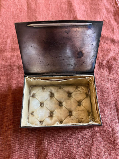 Boîte à bijoux ancienne en métal argenté gravé « Une fête au village »