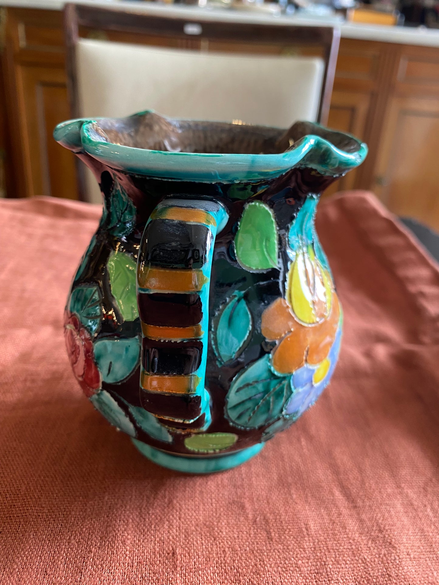Vase Cerart Monaco à deux anses décor floral en relief céramique signée