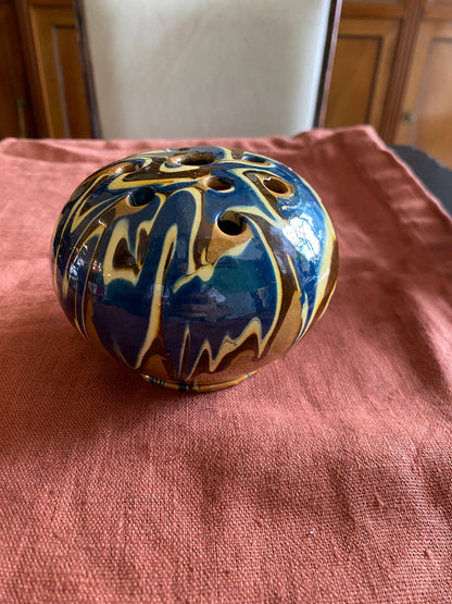 Pique-fleurs ancien en céramique émaillée décor flammé bleu brun crème