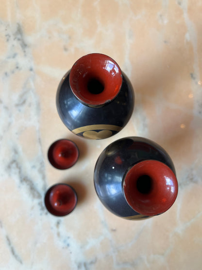 Ancienne paire de bouteilles à saké japonaises