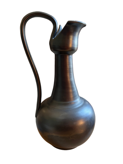 Pichet en céramique noir irisé