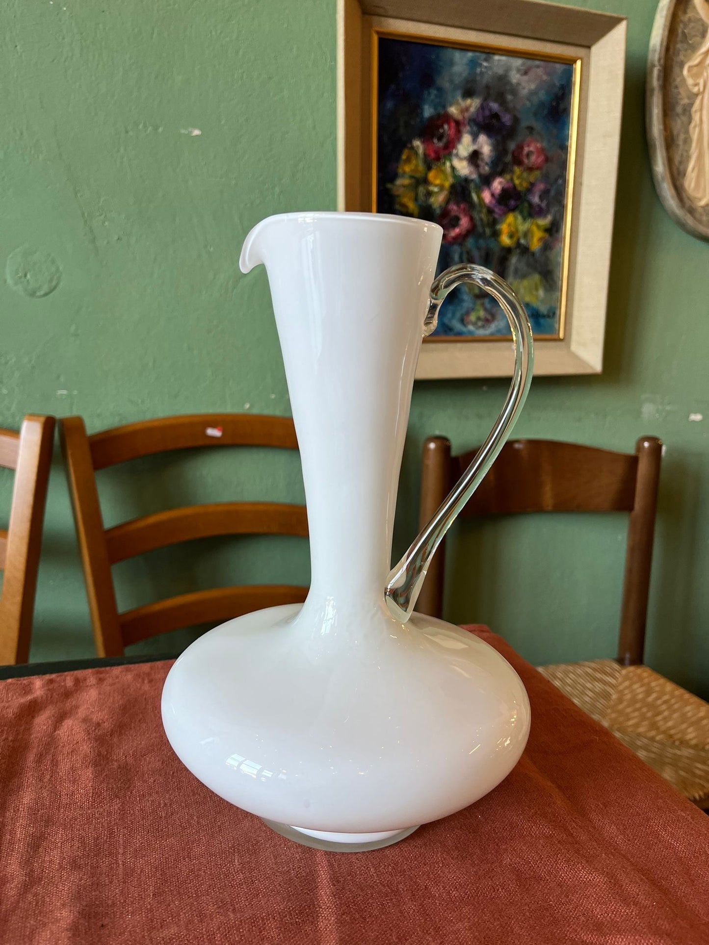 Vase aiguière en verre opalin blanc et anse transparente