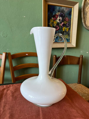 Vase aiguière en verre opalin blanc et anse transparente