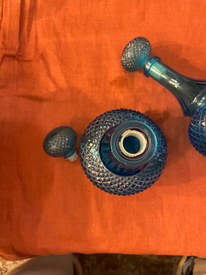 Paire de carafes vintage en verre bleu – Made in Belgium – années 1960/70
